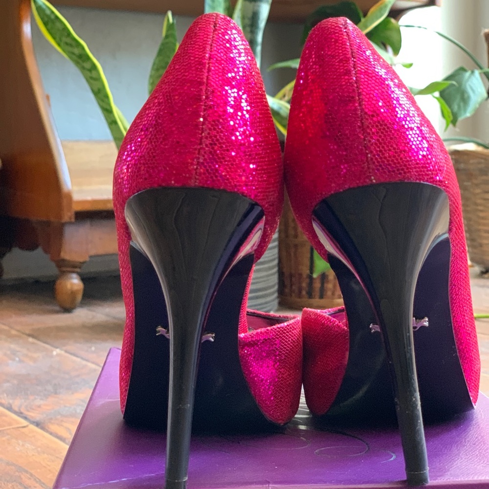 Fergie Metalic Pink Peep Toe Pumps - Picture 4 of 6